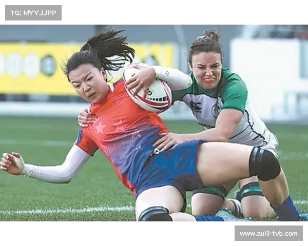 江苏队陈可怡突破山东队防守，达阵后与队友相拥